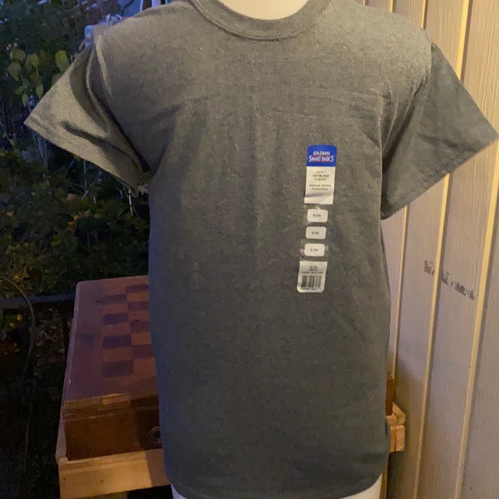 Gildan men’s tee shirt.